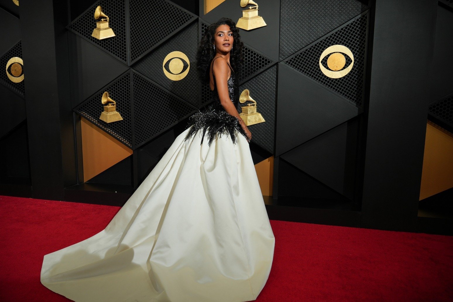 Olivia Dean dalam Chanel