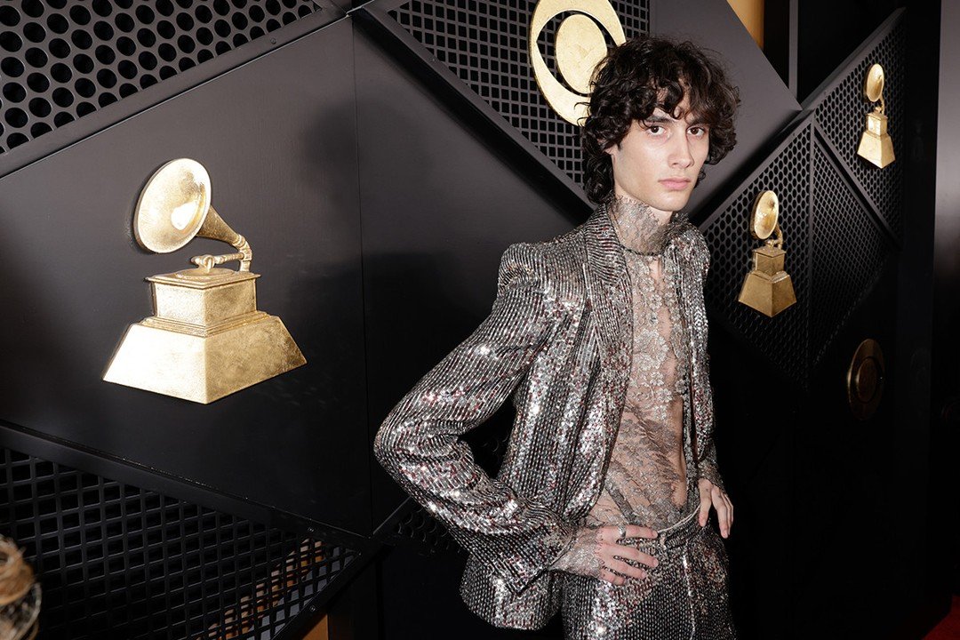 Sombr dalam Custom Valentino